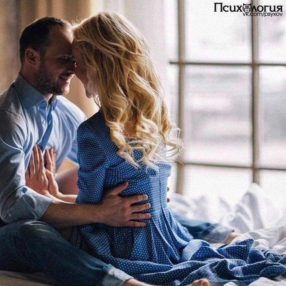 Как он встречает кого то. Девушка обнимает парня со спины на море. Как он встречает кого то. Мем надо как нибудь встретиться. Подлинное счастье это.