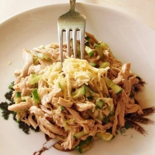 Салат с курицей и огурцами.на 100грамм - 96.78 ккал, Б/Ж/У - 16.95/2.38/1.9Ингредиенты:Куриная ...
