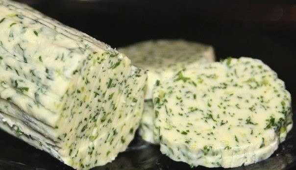 Чесночно-укропное масло на завтрак, очень ароматное и вкусное.Ингредиенты: -100 г сливочного ...