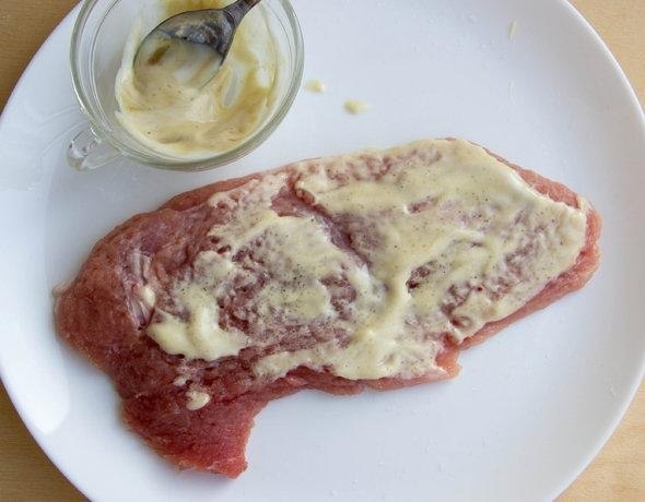 Шницель под сырной корочкой.Нам потребуется:Свинина (мякоть) – 500 г,Сыр твердый – 200 г,Лук ... - 2