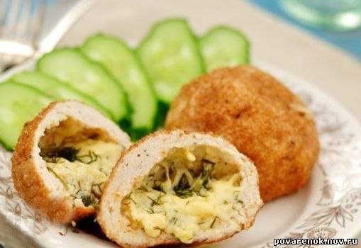 Куриные котлеты с сырной начинкой.На 100 грамм: 151,6 ккал, белка 16,4 гр., жира 8,9 гр., углеводов ...