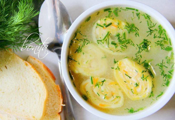 Вкусный куриный суп с сырными рулетиками. Для приготовления нам понадобится: куриный бульон; 4 ...