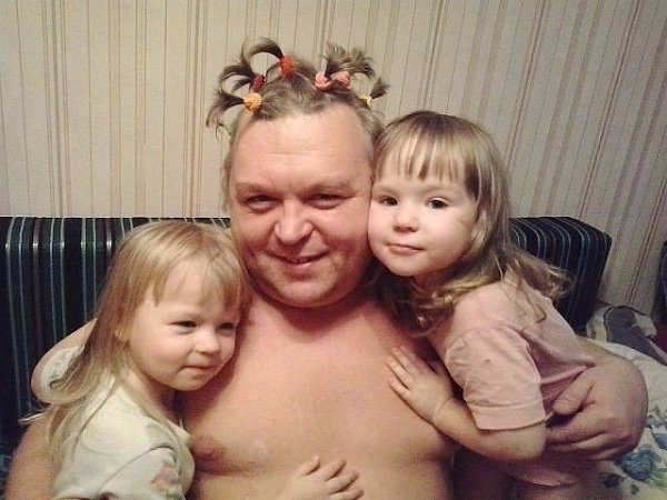 Когда у папы две дочки - он всегда выглядит отлично!