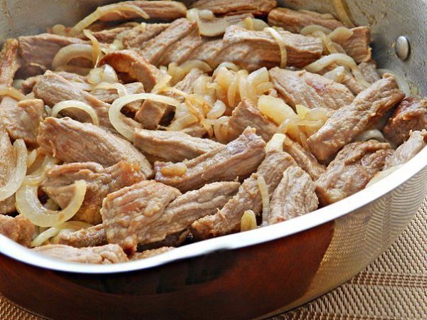 МЯСО ТУШЕНОЕ СО СМЕТАНКОЙ.ИНГРЕДИЕНТЫ: 500 г говядины (или свинины); 2 головки репчатого лука; 150 г ... - 4