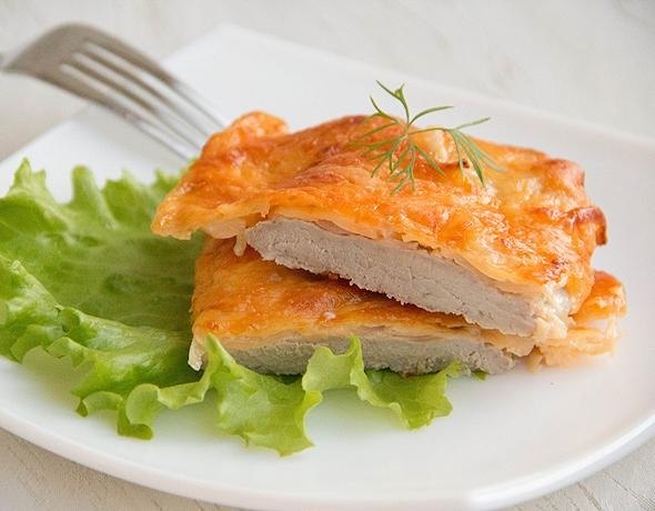 Шницель под сырной корочкой.Нам потребуется:Свинина (мякоть) – 500 г,Сыр твердый – 200 г,Лук ...