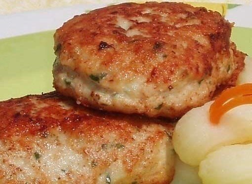Исключительно вкусные котлеты.Ингредиенты:- мясной фарш – 500 г.- лук – 1 шт.- белый хлеб – 3 ...
