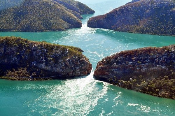 10 самых необычных водопадов мира.3) Горизонтальные водопадыГоризонтальные водопады — два природных ...