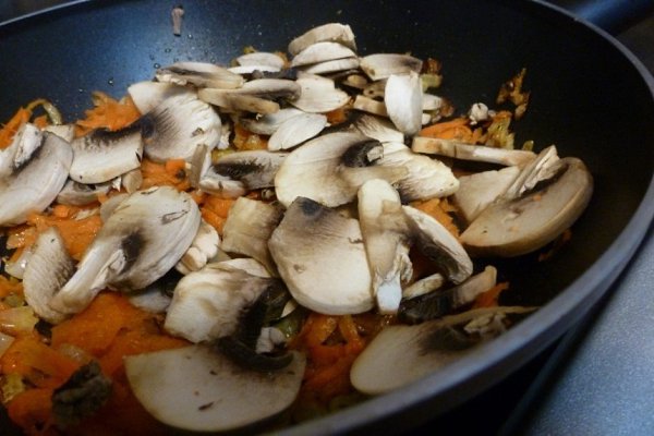 Мясные ежики в томатно-грибной подливе.Ингредиенты:Фарш мясной — 300 гРис — 1 стак.Лук репчатый — 2 ... - 5