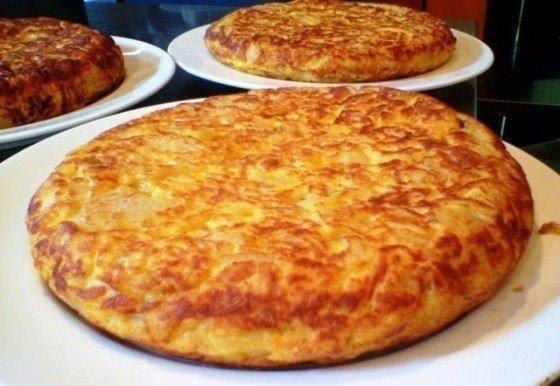 Тортилья душевная (испанская кухня). Очень просто! Сварить картофельное пюре. Пожарить много лука на ...