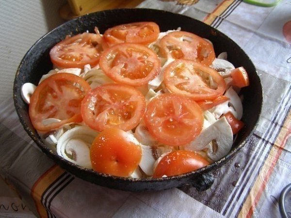 Овощная запеканка.Ингредиенты:Картофель — 6 шт.Лук репчатый — 2 шт.Грибы белые — 100 гПомидоры — 2 ... - 6