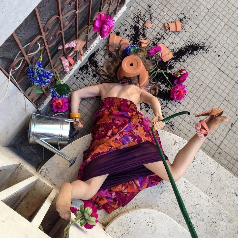 Музыка чтобы погрустить. Сандро Джордано фотограф. Сандро Джордано упавшие люди. Сандро Джордано in Extremis. Смешная женщина с цветами.