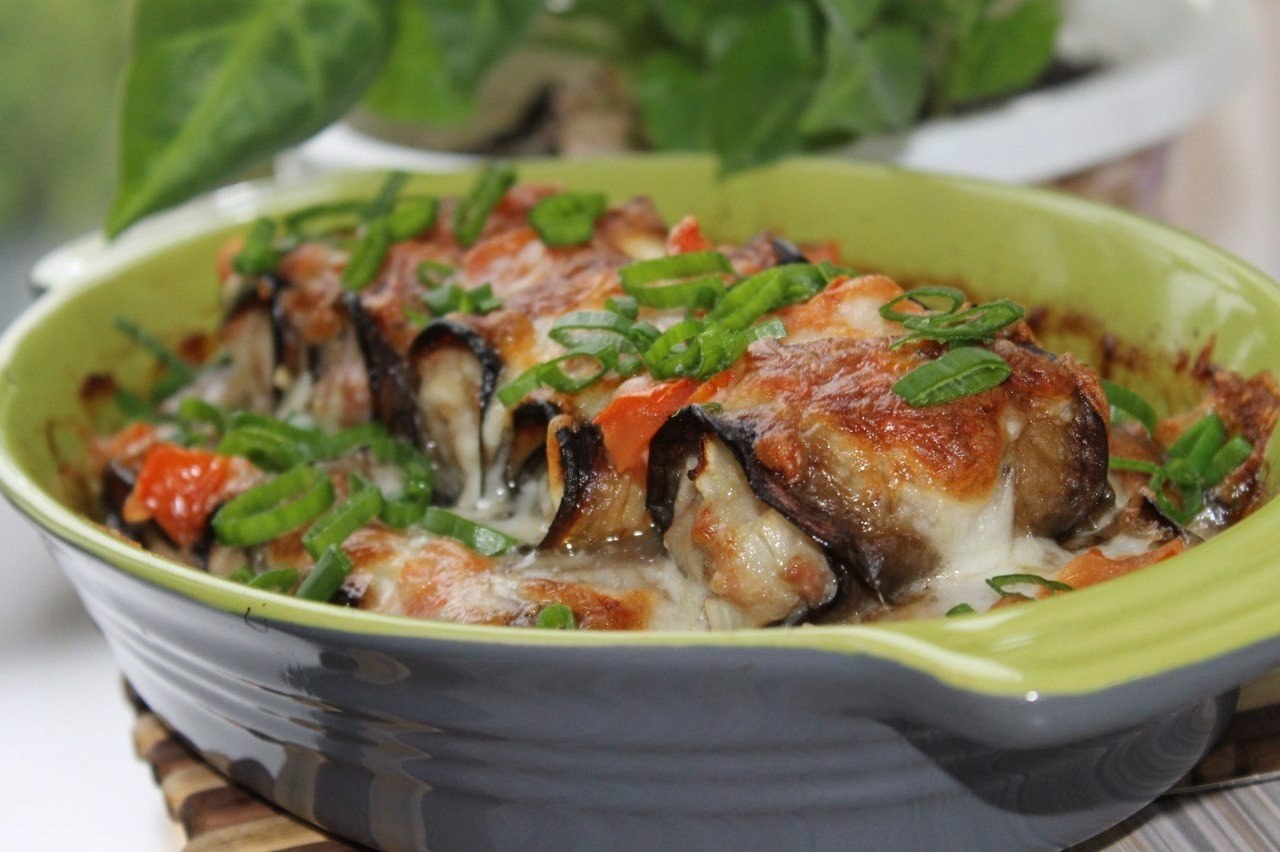 Запечённые рулетики из баклажанов с мясом!! Автор: Светлана Голубева 1.Баклажаны нарезать ...