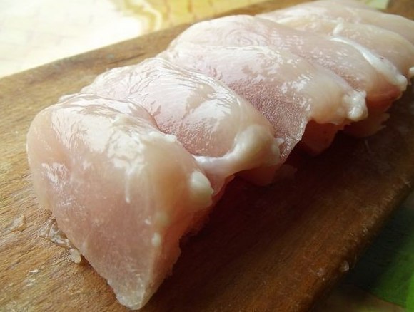 Куриные отбивные в кляре.Ингредиенты:- 300 г куриного филе- 2 яйца- несколько ложек муки- соль и ... - 2
