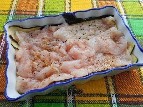 Куриное филе с баклажанами и помидорами в духовке.Куриное филе, запеченное с помидорами и ... - 3