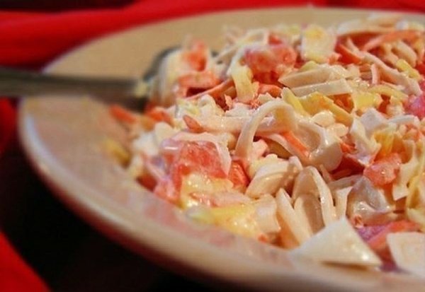 Салат с кальмарами .на 100грамм - 115.28 ккалБ/Ж/У - 16.17/4.96/2.49 Ингредиенты: кальмары — 250300 ...
