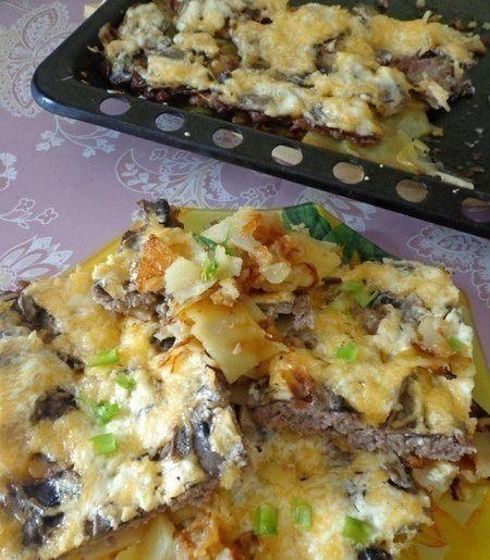 САМАЯ ВКУСНАЯ И ПРОСТАЯ ЗАПЕКАНКА .ИНГРЕДИЕНТЫ: шампиньоны сыр 2 ложки сметаны фарш ломтики ... - 7