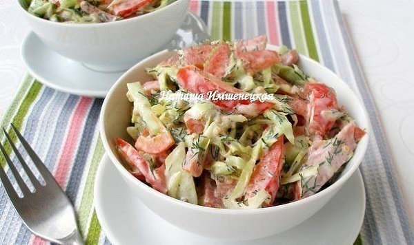 САЛАТ С КОПЧЕНОЙ КОЛБАСОЙ И ОГУРЦАМИ.ИНГРЕДИЕНТЫ: 2 свежих огурца 1/4 кочана капусты 1 сладкий ...