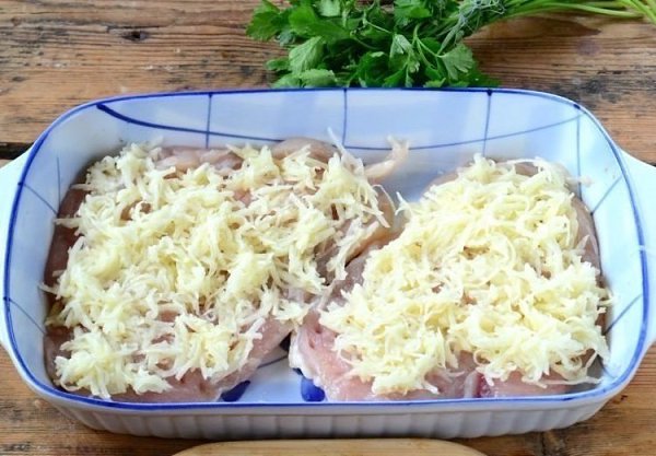 Куриная грудка в шубке под сыром.Сохрани, чтобы приготовить Ингредиенты:Куриная грудка — 1 ... - 3