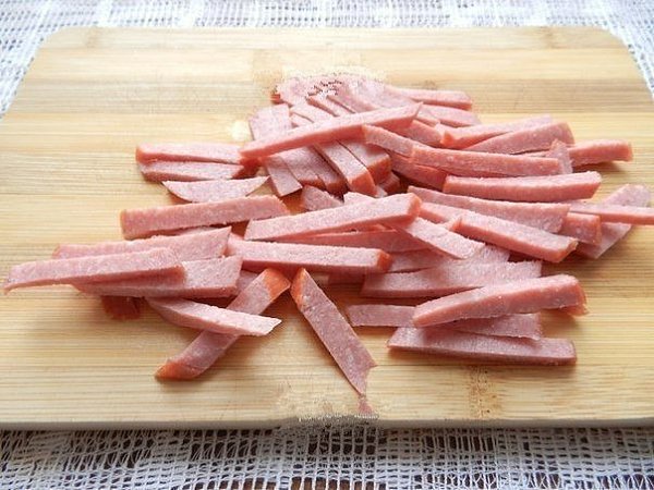 САЛАТ С КОПЧЕНОЙ КОЛБАСОЙ И ОГУРЦАМИ.ИНГРЕДИЕНТЫ: 2 свежих огурца 1/4 кочана капусты 1 сладкий ... - 4