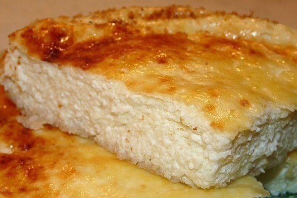 Творожная запеканочка из детства.Ингредиенты: -Творог-0,5 кг. -Сметана-4 ст. л. -Манка-0,5 стакана ...