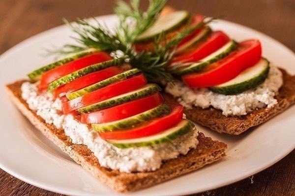 12 ЛУЧШИХ ПАСТ ДЛЯ БУТЕРБРОДОВ: БЫСТРО, ВКУСНО, ПОЛЕЗНО. 1. Из яиц и лука Натрите на крупной терке ... - 2
