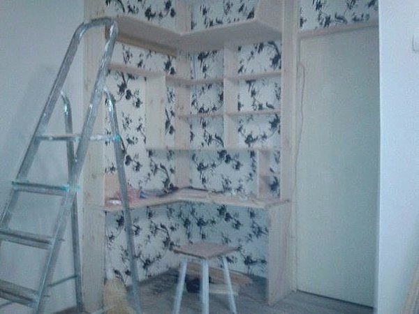 Cделал жене место для рукоделия вместо старого шкафа - 2