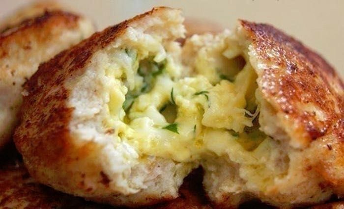 Куриные котлеты с начинкой из сыра и яйца .Сразу скажу нашла это рецепт где эти котлетки жарились на ...