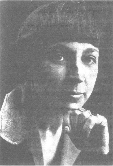 Марина Цветаева.Солнце — одно, а шагает по всем городам.Солнце — мое. Я его никому не отдам.Ни на ...