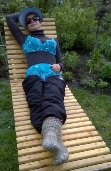 ظ   
