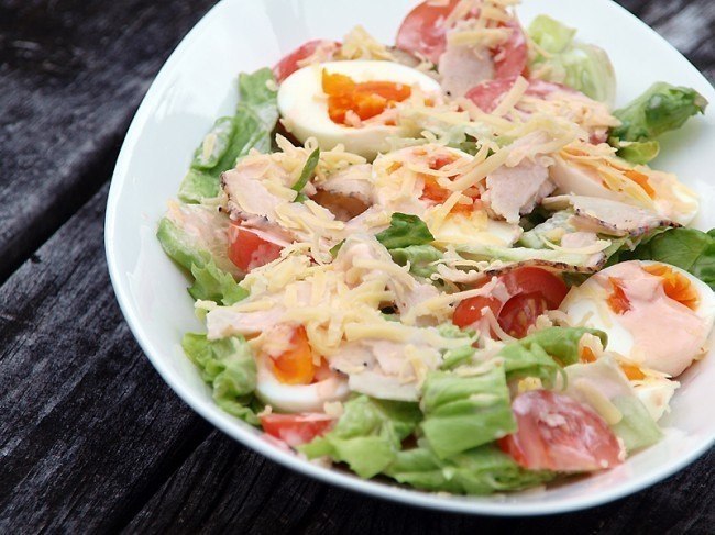 Салат с курицей, яйцом и овощами. На 100 гр - 73.97 ккал белки - 7.51 жиры - 4.17 углеводы - 1.58 ...