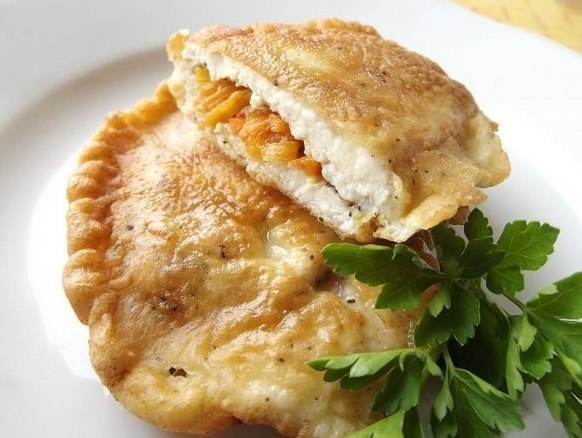 Куриные отбивные в кляре.Ингредиенты:- 300 г куриного филе- 2 яйца- несколько ложек муки- соль и ...