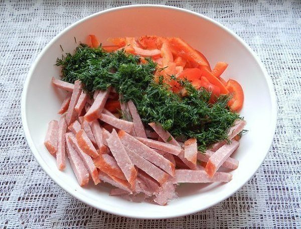 САЛАТ С КОПЧЕНОЙ КОЛБАСОЙ И ОГУРЦАМИ.ИНГРЕДИЕНТЫ: 2 свежих огурца 1/4 кочана капусты 1 сладкий ... - 5