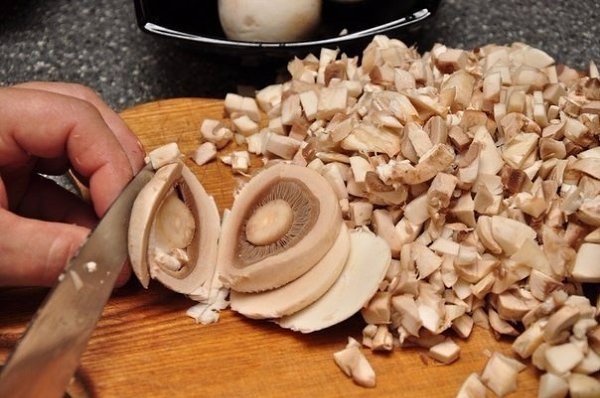 Куриные «бомбочки». Ингредиенты: 500 г куриного филе, 300 г любых грибов (у нас шампиньоны), 70 г ... - 5