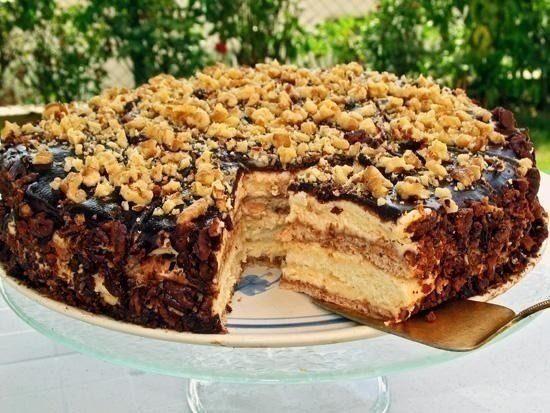 Простой и вкусный тортик.Первым делом выпекаем коржи.Ингредиенты:0.5 кг сметаны2 стакана саxара3/4 ...