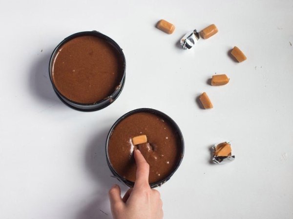 Øîêîëàäíûé ôîíäàí ñ êàðàìåëüþ.Èíãðåäèåíòû:×åðíûé øîêîëàä — 120 ãÑëèâî÷íîå ìàñëî — 115 ãÑàõàð — 70 ... - 6