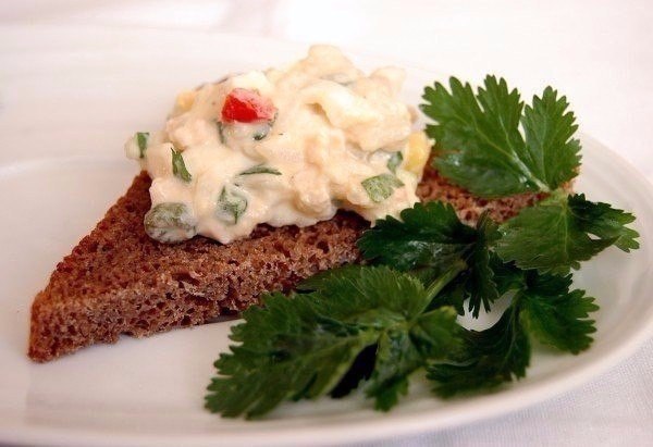 12 ЛУЧШИХ ПАСТ ДЛЯ БУТЕРБРОДОВ: БЫСТРО, ВКУСНО, ПОЛЕЗНО. 1. Из яиц и лука Натрите на крупной терке ... - 3