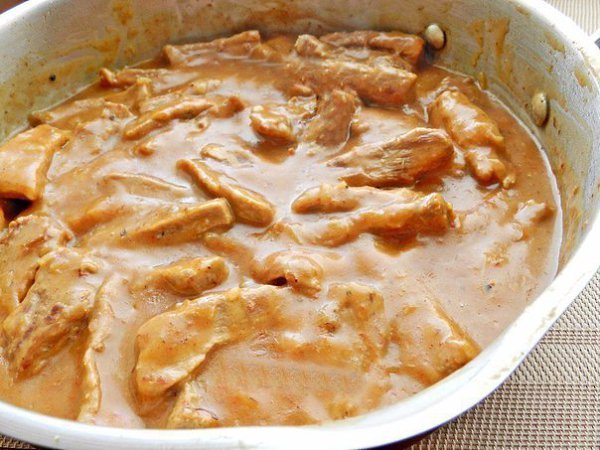 МЯСО ТУШЕНОЕ СО СМЕТАНКОЙ.ИНГРЕДИЕНТЫ: 500 г говядины (или свинины); 2 головки репчатого лука; 150 г ... - 5