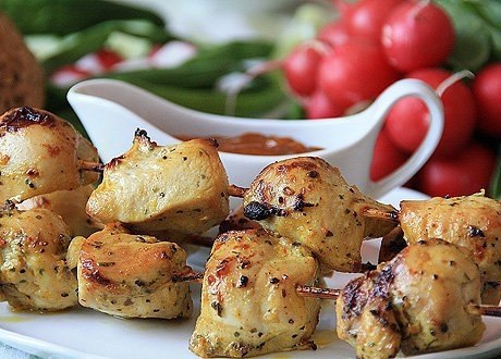 Домашний шашлык из куриных грудок.Нам потребуется:Куриная грудка - 600 г,Кефир – 1–1,5 стакана,Лук ... - 2