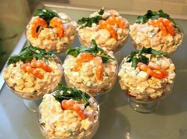 Очаровательный, нежный, воздушный и очень вкусный салат на миллион! Ингредиенты: 500 г обычных ...