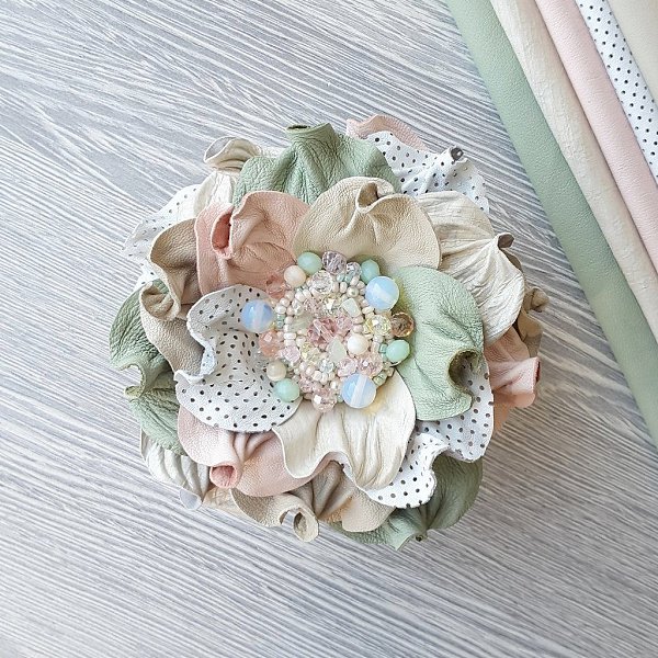 #украшение@fan_handmade.Брошь из кожи. Цветок дополнен натуральными камушками, хрустальными бусинами ...