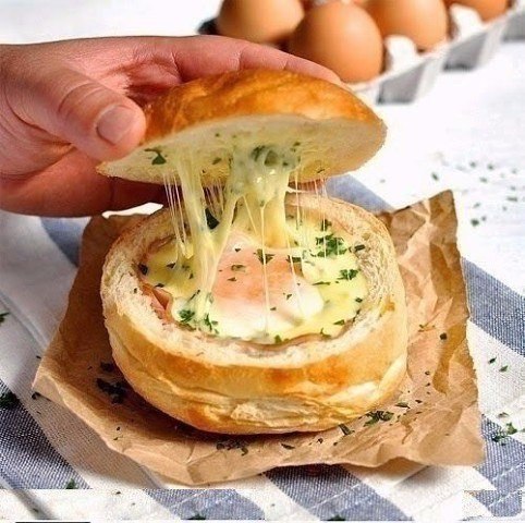 Горячие булочки с яйцом, сыром и ветчиной. Просто объедение.Чтобы приготовить вкусное блюдо не ...