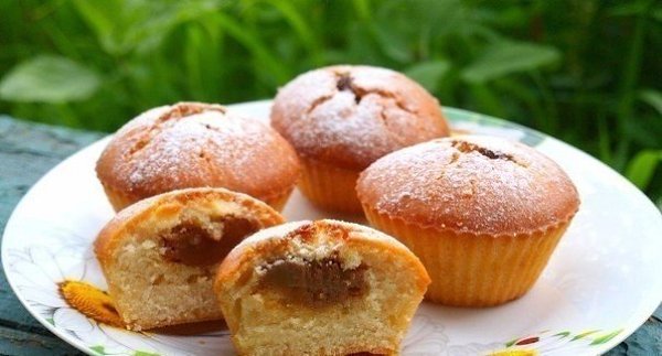 КЕКСЫ СО СГУЩЕНКОЙ.ИНГРЕДИЕНТЫ: Мука пшеничная — 240 г Молоко — 200 мл Масло подсолнечное ...
