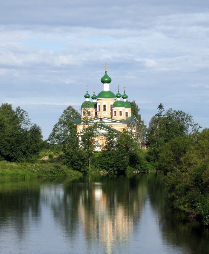 Петербург олонец. Олонец Карелия. Олонец Церковь. Олонец Церковь на острове. Собор иконы Божьей матери Смоленская Олонец.