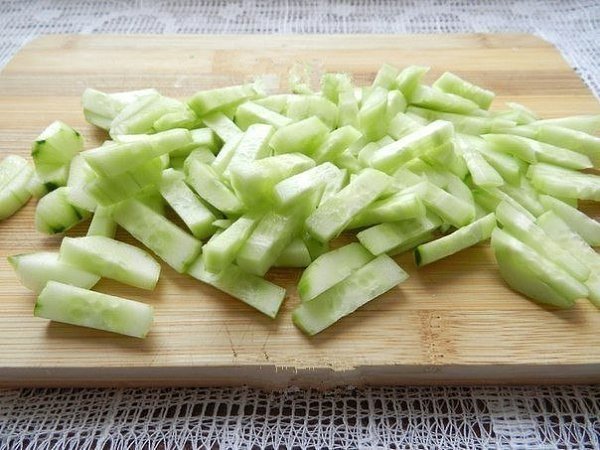 САЛАТ С КОПЧЕНОЙ КОЛБАСОЙ И ОГУРЦАМИ.ИНГРЕДИЕНТЫ: 2 свежих огурца 1/4 кочана капусты 1 сладкий ... - 3