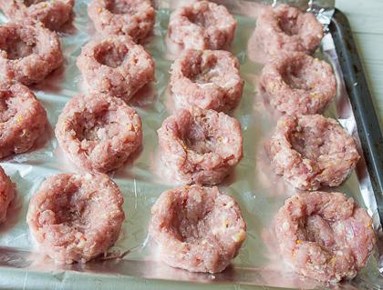 МЯСНЫЕ ГНЕЗДА С ГРИБАМИ И ПЕРЕПЕЛИНЫМИ ЯЙЦАМИ.Ингредиенты на 4 порции:600 г мясного фарша (в этот ... - 5