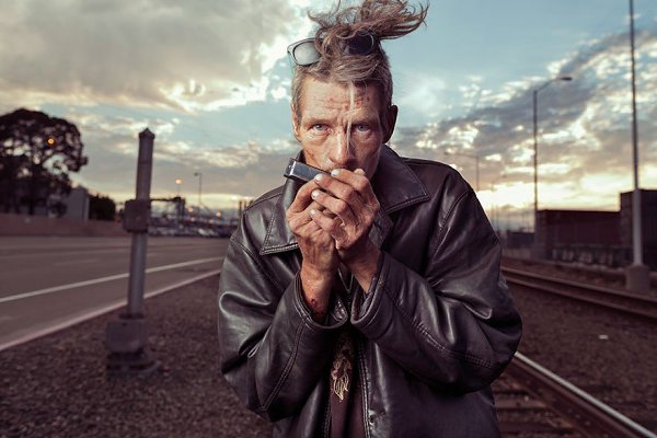 Фотограф делает снимки бездомных в новом свете, чтобы никто не забывал, что они тоже люди