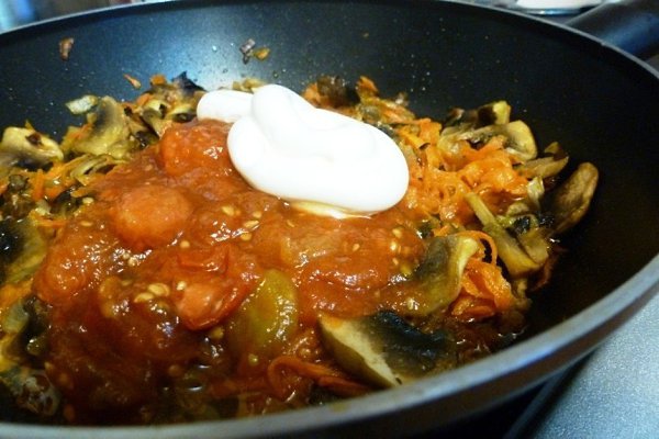 Мясные ежики в томатно-грибной подливе.Ингредиенты:Фарш мясной — 300 гРис — 1 стак.Лук репчатый — 2 ... - 6