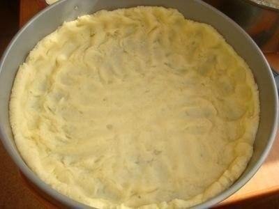 Открытый мясной пирог с картофельным тестом.