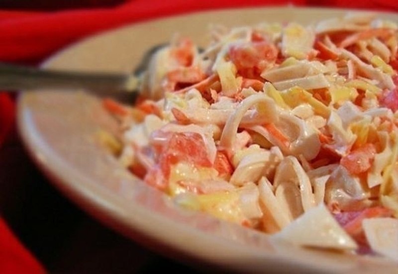 Салат с кальмарами .на 100грамм - 115.28 ккалБ/Ж/У - 16.17/4.96/2.49 Ингредиенты: кальмары — 250300 ...