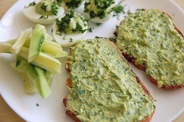 12 ЛУЧШИХ ПАСТ ДЛЯ БУТЕРБРОДОВ: БЫСТРО, ВКУСНО, ПОЛЕЗНО. 1. Из яиц и лука Натрите на крупной терке ...